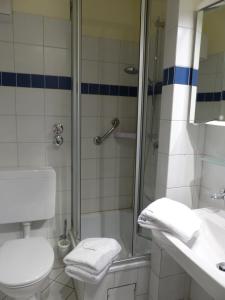 La salle de bains est pourvue d'une douche, de toilettes et d'un lavabo. dans l'établissement Drachen, à Laboe