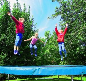 two children jumping on top of a trampoline at Scheideheck in Hasselberg