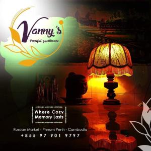ein Zeichen für ein Unternehmen mit einer Lampe auf dem Tisch in der Unterkunft Vanny's Peaceful Guesthouse in Phnom Penh