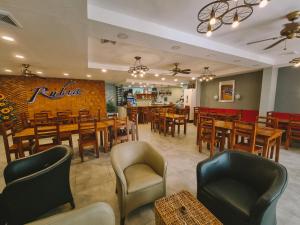 Majoituspaikan R Bed and Breakfast baari tai lounge-tila