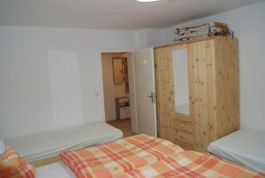 ブラウンラーゲにあるFerienwohnung Manjaのベッドルーム1室(ベッド2台、木製キャビネット付)