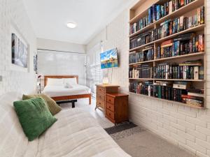 ein Schlafzimmer mit einem Bett und einem Bücherregal mit Büchern in der Unterkunft Belle Vue in Point Lookout