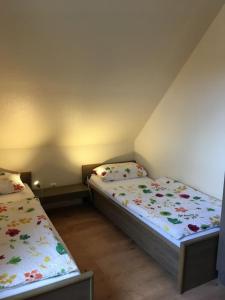 Habitación pequeña con 2 camas en zum Zander, en Wester-Ohrstedt