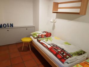 una camera da letto con un letto con una macchina rossa sopra di Ferienwohnung im Haus "Danmark" a Heiligenhafen