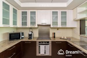 Cuisine ou kitchenette dans l'établissement Dream Inn Apartments - Boulevard Central