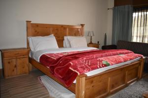 מיטה או מיטות בחדר ב-Pine Park Shogran