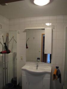 a bathroom with a sink and a mirror at Ferienwohnung Mauer, Wohnung "Ost" in Heede