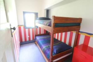 un letto a castello con 2 letti a castello in una camera di Lighthouse Retreat - Pet Friendly Free Wifi a Apollo Bay