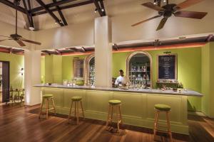 Лаундж или бар в LUX* Le Morne Resort