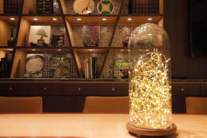 un barattolo di vetro con le luci dentro, seduto su un tavolo di Kyoto Tower Hotel Annex a Kyoto