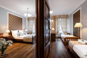 Łóżko lub łóżka w pokoju w obiekcie Baron Boutique Hotel