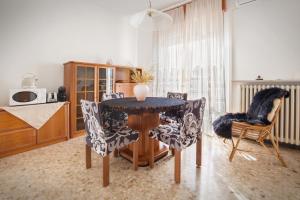 ein Esszimmer mit einem Tisch und Stühlen in der Unterkunft Villa Viola-Comoda villetta a Caprino Veronese in Caprino Veronese