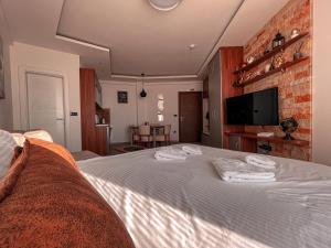 a bedroom with a bed with towels on it at Apartman BIG Milmari S19 in Kopaonik
