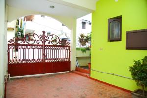 - l'entrée d'une maison avec un portail et des murs verts dans l'établissement 4BHK Veda Villa - Near Heritage Town, à Pondichéry