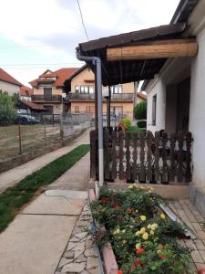a garden with flowers next to a building at Nikolic Apartment in Leskovac