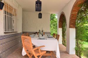 un tavolo bianco e sedie su un patio di Villa Isabelita a Torremolinos