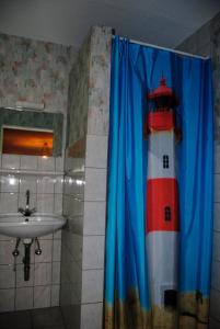 GoosefeldにあるAlte Schule App2のバスルーム(シンクの横にシャワーカーテン付)