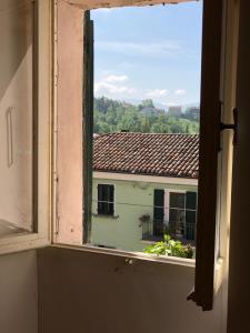 an open window with a view of a building at da Susanna in Perticara