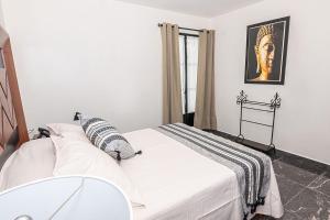 Hotel Danini tesisinde bir odada yatak veya yataklar