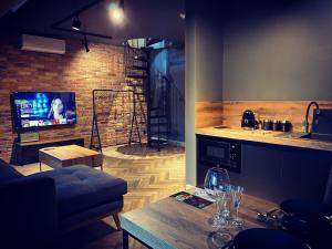 - un salon avec un canapé et une télévision dans l'établissement Old Town Luxury Apartments Zgorzelec, à Zgorzelec