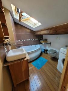 Velleronにあるla petite maison de velleronの浴槽、トイレ、洗面台を備えたバスルーム