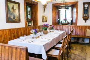 A restaurant or other place to eat at Landgut Riegerbauer