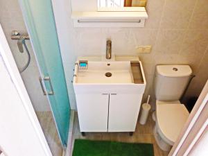Koupelna v ubytování Irinos Apartamentai + 8 fotografií