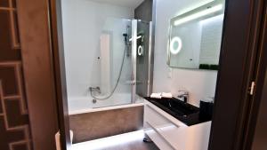 y baño con ducha y lavamanos. en Apartament Mateo en Cracovia