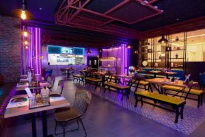 TV a/nebo společenská místnost v ubytování Edge Creekside Hotel