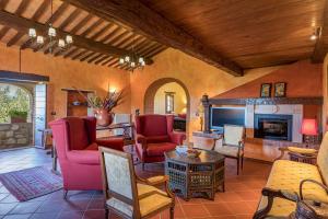 A seating area at Casale del Viaggiatore 10, Emma Villas