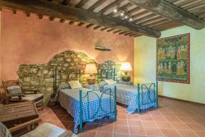 A bed or beds in a room at Casale del Viaggiatore 10, Emma Villas Még 37 kép