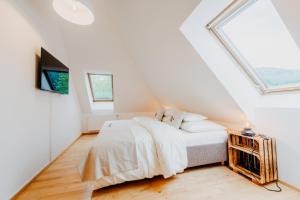 A bed or beds in a room at Landgut Riegerbauer