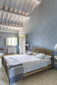 een slaapkamer met een groot bed met blauwe muren bij CASALE RIPI 8&2, Emma Villas in Acquasparta