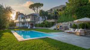 dom z basenem na dziedzińcu w obiekcie Villa Scirocco 102 Emma Villas w mieście Pieve Ligure