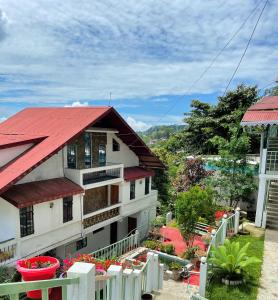 vista su un edificio con tetto rosso di THE GINGKO EYRIE a Kalimpong