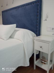 A bed or beds in a room at El pisito de Lourizan