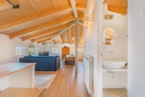 萊里奇的住宿－Punti di Vista, Terre Marine，厨房和客厅设有木制天花板。