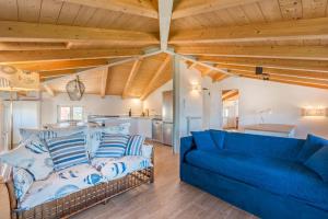 萊里奇的住宿－Punti di Vista, Terre Marine，一间带蓝色沙发的客厅和一间厨房