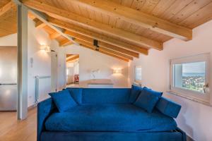 萊里奇的住宿－Punti di Vista, Terre Marine，客厅设有蓝色沙发,配有窗户