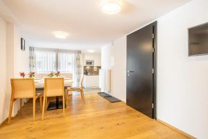 Cucina o angolo cottura di Edelweiss Apartments 200m zum Lift - Silvretta Card Premium Inklusive