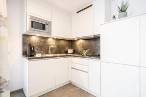 Cucina o angolo cottura di Edelweiss Apartments 200m zum Lift - Silvretta Card Premium Inklusive
