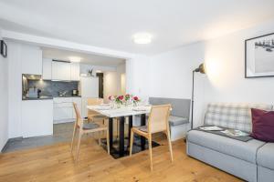 Cucina o angolo cottura di Edelweiss Apartments 200m zum Lift - Silvretta Card Premium Inklusive