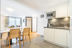 Cucina o angolo cottura di Edelweiss Apartments 200m zum Lift - Silvretta Card Premium Inklusive