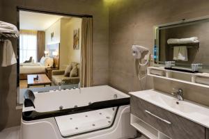 Koupelna v ubytování W Suites Hotel