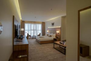 Postel nebo postele na pokoji v ubytování W Suites Hotel
