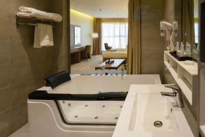 Koupelna v ubytování W Suites Hotel