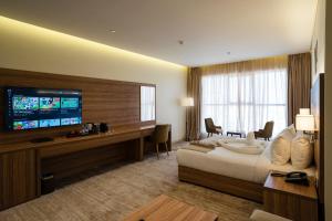 TV a/nebo společenská místnost v ubytování W Suites Hotel