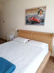 Postel nebo postele na pokoji v ubytování Ferrari Formula 1