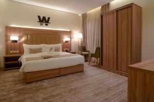 Postel nebo postele na pokoji v ubytování W Suites Hotel