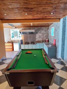 a pool table in the middle of a kitchen at La perle des montagnes in Cilaos